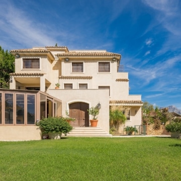 Magnificent villa with panoramic views in the prestigious El Herrojo, Benahavis Picture 27