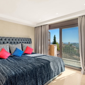Magnificent villa with panoramic views in the prestigious El Herrojo, Benahavis Picture 21