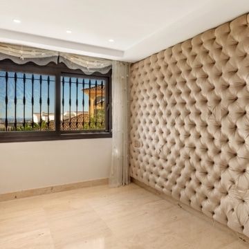 Magnificent villa with panoramic views in the prestigious El Herrojo, Benahavis Picture 22