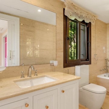 Magnificent villa with panoramic views in the prestigious El Herrojo, Benahavis Picture 9