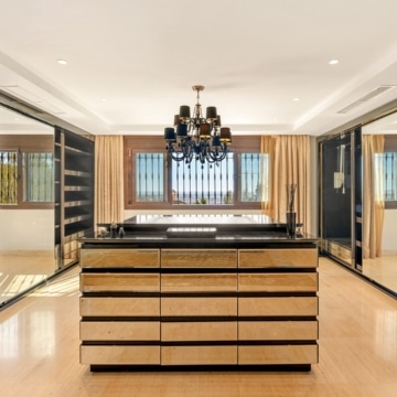 Magnificent villa with panoramic views in the prestigious El Herrojo, Benahavis Picture 4