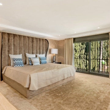 Magnificent villa with panoramic views in the prestigious El Herrojo, Benahavis Picture 2