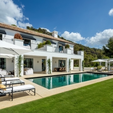 Majestic villa with remarkable architecture in the heart of Cascada de Camojan, Marbella Picture 17
