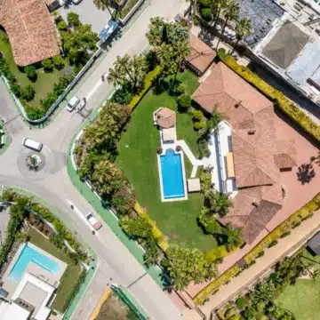 Refurbished contemporary detached villa in La Cerquilla, Nueva Andalucia Picture 10