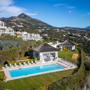 Luxurious apartment with the picturesque coastline in Marbella Club Hills, Benahavis Picture 29