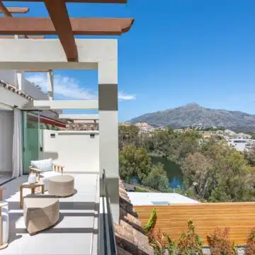Exquisite 3-bedroom apartment with breathtaking sea views in the prestigious Los Belvederes, Nueva Andalucia Picture 4