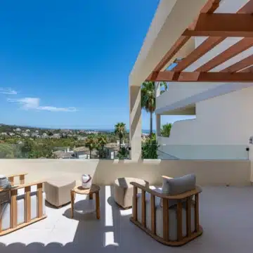 Exquisite 3-bedroom apartment with breathtaking sea views in the prestigious Los Belvederes, Nueva Andalucia Picture 5