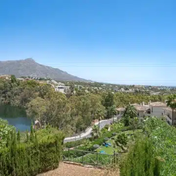 Exquisite 3-bedroom apartment with breathtaking sea views in the prestigious Los Belvederes, Nueva Andalucia Picture 32