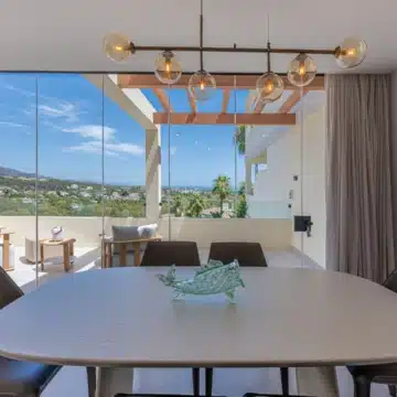 Exquisite 3-bedroom apartment with breathtaking sea views in the prestigious Los Belvederes, Nueva Andalucia Picture 12