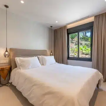 Exquisite 3-bedroom apartment with breathtaking sea views in the prestigious Los Belvederes, Nueva Andalucia Picture 3