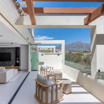 Exquisite 3-bedroom apartment with breathtaking sea views in the prestigious Los Belvederes, Nueva Andalucia Picture 2