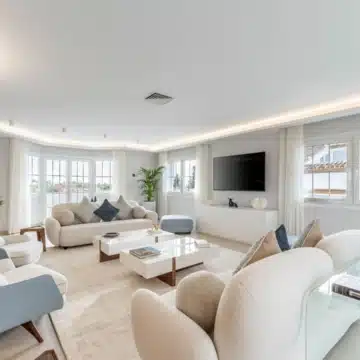 Luxury duplex penthouse offering panoramic views of the Mediterranean sea in Nueva Andalucia, Marbella Picture 14