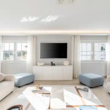 Luxury duplex penthouse offering panoramic views of the Mediterranean sea in Nueva Andalucia, Marbella Picture 11