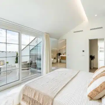 Luxury duplex penthouse offering panoramic views of the Mediterranean sea in Nueva Andalucia, Marbella Picture 18