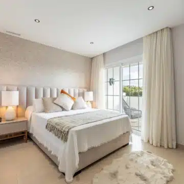 Luxury duplex penthouse offering panoramic views of the Mediterranean sea in Nueva Andalucia, Marbella Picture 25