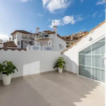 Luxury duplex penthouse offering panoramic views of the Mediterranean sea in Nueva Andalucia, Marbella Picture 38