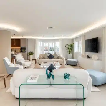 Luxury duplex penthouse offering panoramic views of the Mediterranean sea in Nueva Andalucia, Marbella Picture 1
