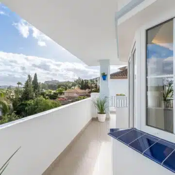 Luxury duplex penthouse offering panoramic views of the Mediterranean sea in Nueva Andalucia, Marbella Picture 43