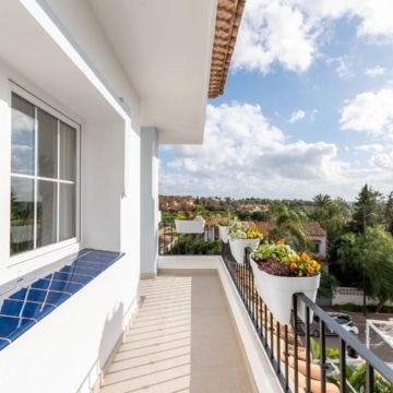 Luxury duplex penthouse offering panoramic views of the Mediterranean sea in Nueva Andalucia, Marbella Picture 44