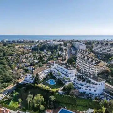 Luxury duplex penthouse offering panoramic views of the Mediterranean sea in Nueva Andalucia, Marbella Picture 48