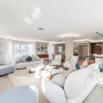 Luxury duplex penthouse offering panoramic views of the Mediterranean sea in Nueva Andalucia, Marbella Picture 4