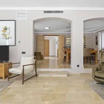 Contemporary 5 bedroom villa with panoramic views in Paraíso Alto, Benahavis Picture 12