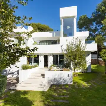 Remarkable 6-bedroom villa in a quiet neighbourhood of Nueva Andalucía, Marbella Picture 37
