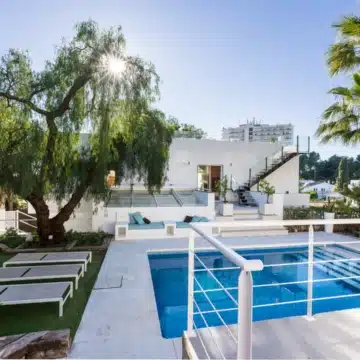 Remarkable 6-bedroom villa in a quiet neighbourhood of Nueva Andalucía, Marbella Picture 11