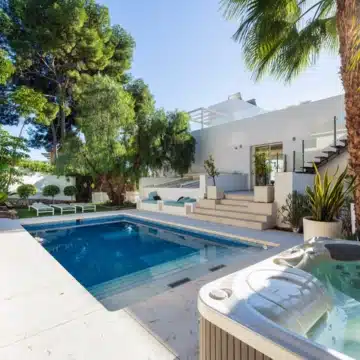 Remarkable 6-bedroom villa in a quiet neighbourhood of Nueva Andalucía, Marbella Picture 12