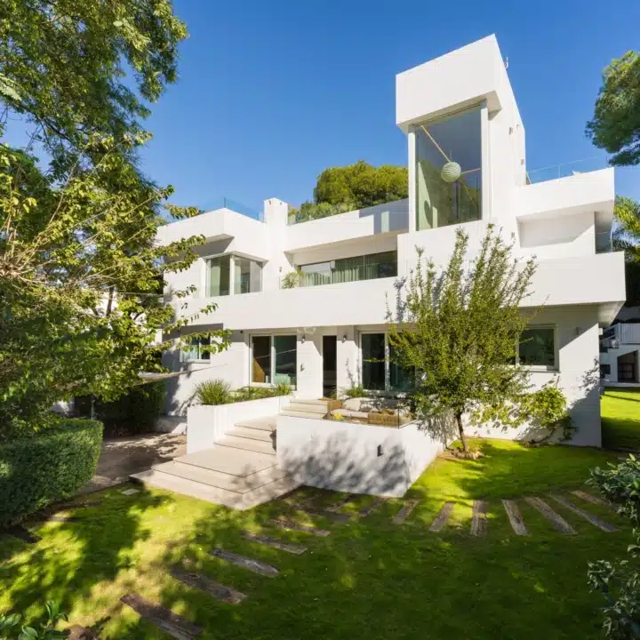 Remarkable 6-bedroom villa in a quiet neighbourhood of Nueva Andalucía, Marbella Picture