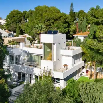 Remarkable 6-bedroom villa in a quiet neighbourhood of Nueva Andalucía, Marbella Picture 28