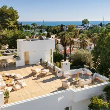 Remarkable 6-bedroom villa in a quiet neighbourhood of Nueva Andalucía, Marbella Picture 14