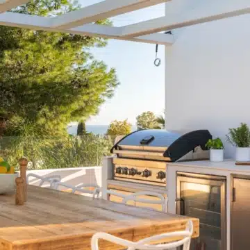 Remarkable 6-bedroom villa in a quiet neighbourhood of Nueva Andalucía, Marbella Picture 3