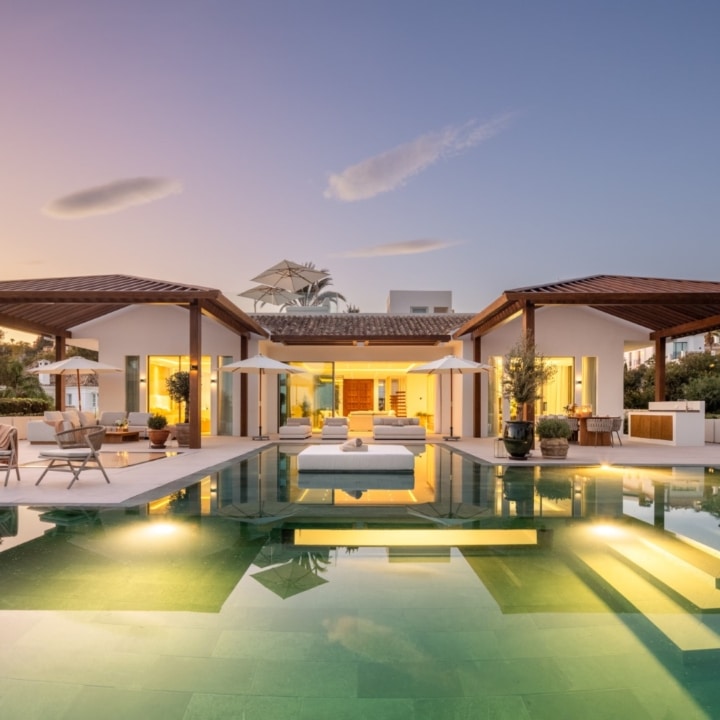 Frontline golf villa nestled in the prestigious Golf Valley of Aloha, Nueva Andalucía Picture