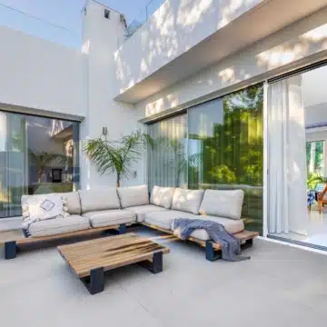 Remarkable 6-bedroom villa in a quiet neighbourhood of Nueva Andalucía, Marbella Picture 2