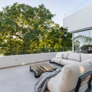 Remarkable 6-bedroom villa in a quiet neighbourhood of Nueva Andalucía, Marbella Picture 5