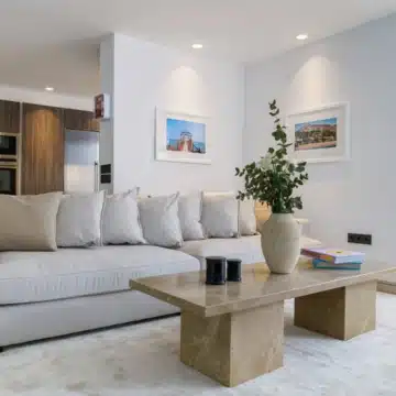 Remarkable 6-bedroom villa in a quiet neighbourhood of Nueva Andalucía, Marbella Picture 0