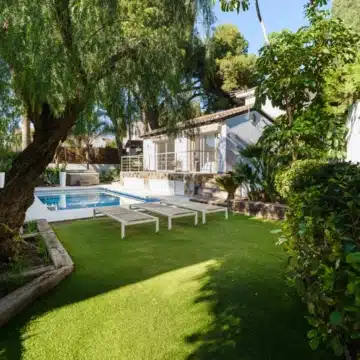 Remarkable 6-bedroom villa in a quiet neighbourhood of Nueva Andalucía, Marbella Picture 36