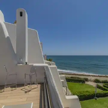 Stunning frontline beach townhouse with sea views on the Marbella Golden Mile Picture 4