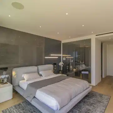 Stunning frontline beach townhouse with sea views on the Marbella Golden Mile Picture 15