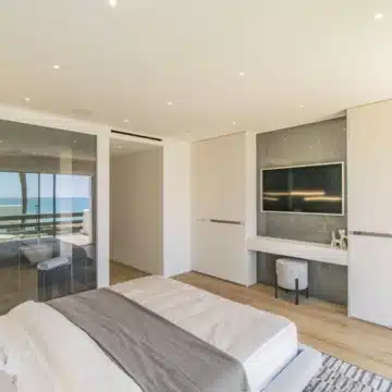 Stunning frontline beach townhouse with sea views on the Marbella Golden Mile Picture 16