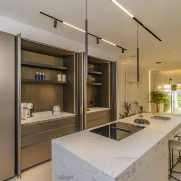 Stunning frontline beach townhouse with sea views on the Marbella Golden Mile Picture 5