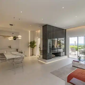 Stunning frontline beach townhouse with sea views on the Marbella Golden Mile Picture 0