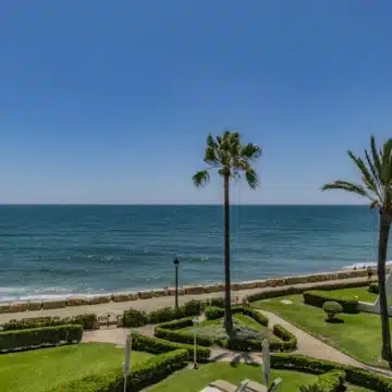 Stunning frontline beach townhouse with sea views on the Marbella Golden Mile Picture 2