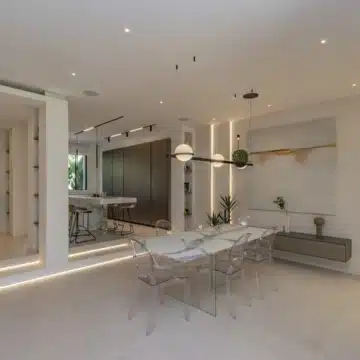 Stunning frontline beach townhouse with sea views on the Marbella Golden Mile Picture 10