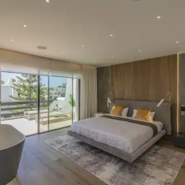 Stunning frontline beach townhouse with sea views on the Marbella Golden Mile Picture 6