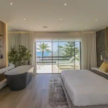 Stunning frontline beach townhouse with sea views on the Marbella Golden Mile Picture 11
