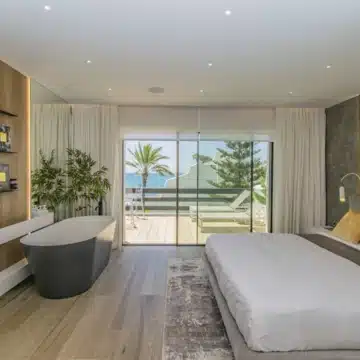Stunning frontline beach townhouse with sea views on the Marbella Golden Mile Picture 12