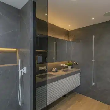 Stunning frontline beach townhouse with sea views on the Marbella Golden Mile Picture 13