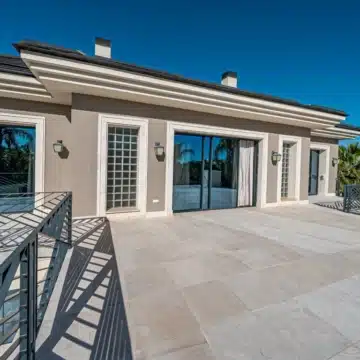 Majestic villa with stunning sea and golf views in the prestigious Los Flamingos, Benahavis Picture 5